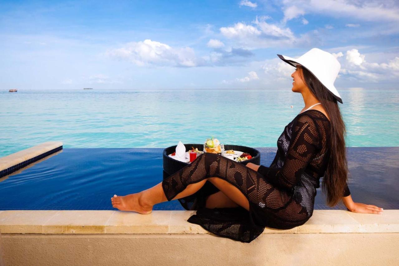 Hard Rock Hotel Maldives - Complimentary Roundtrip Speed Boat Transfer Until 31St October 2025 Emboodhoo Lagoon Εξωτερικό φωτογραφία A woman wearing a kaftan