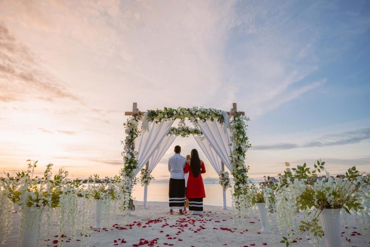 Hard Rock Hotel Maldives - Complimentary Roundtrip Speed Boat Transfer Until 31St October 2025 Emboodhoo Lagoon Εξωτερικό φωτογραφία A wedding in Maldives